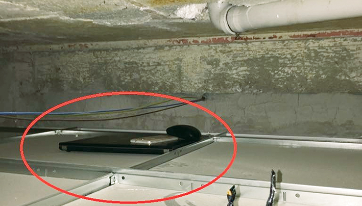 Tuvalete gizlenmiş bilgisayar ve cep telefonlarıyla yakalanan öğretmen tutuklandı