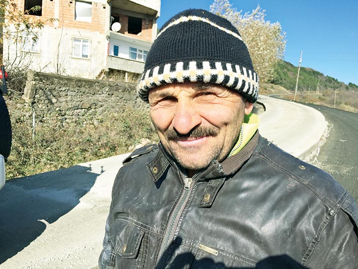 KÖYLÜLERDE BETON YOL COŞKUSU