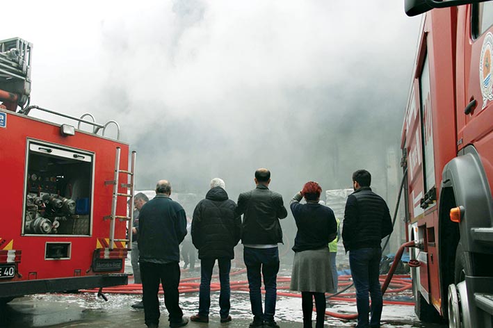 Samsun’da plastik deposu 10 dakikada küle döndü
