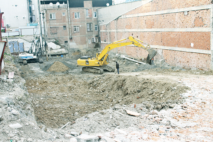 O araziye 300 fore kazık!