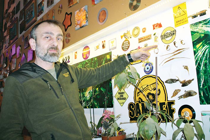 AKVARYUMDAKİ BALIKLARI OLTAYLA TUTUP KOLEKSİYON YAPIYOR