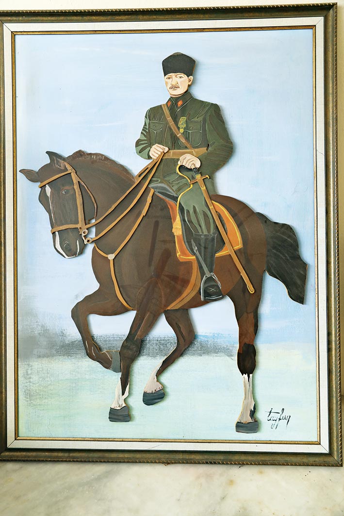 Rölyef sanatçısı iki iş birden yapıyor