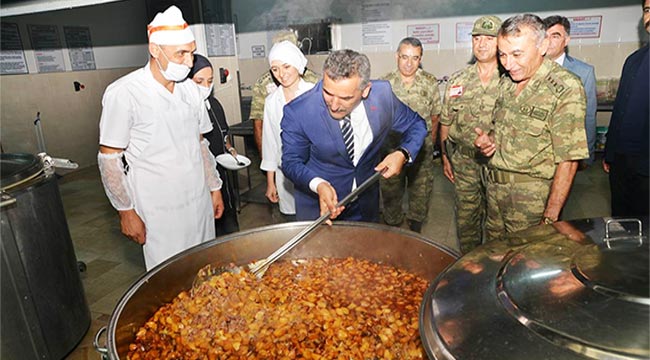 ASKERİN KARAVANASINI İNCELEDİ