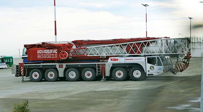 Trabzon'da pistten çıkan uçağı bulunduğu alandan çıkaracak vinçler geldi