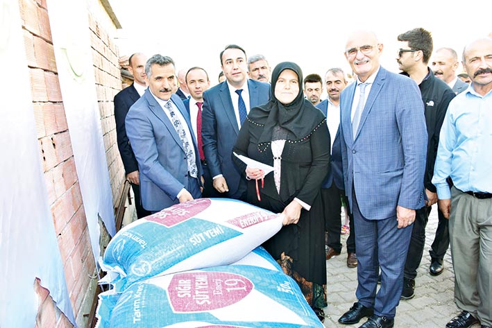 BÜYÜKŞEHİR 10 ÇİFTÇİYE  220 KEÇİ DAĞITTI    