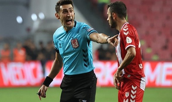 Samsunspor'un en fazla maçını yöneten, sarı kart gösteren ve penaltı veren hakemler