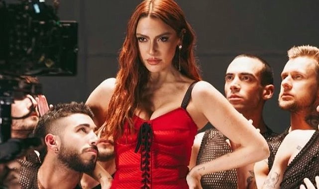 Hadise göğüs dekolteli kırmızı elbisesiyle yürek hoplattı