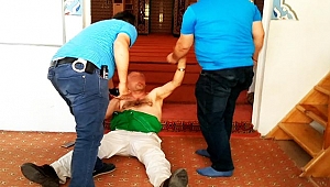 Allah Allah diyerek imama saldırdı