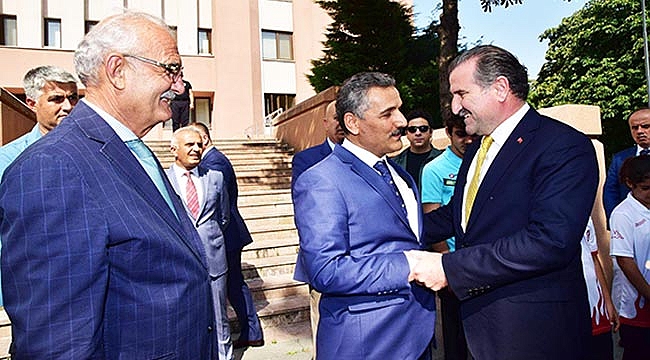 BAKAN BAK: "BU MİLLET HER ŞEYİ YAPAR"