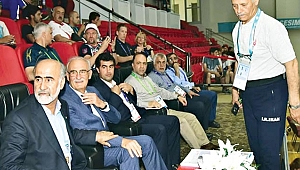 Başkan Yılmaz müsabakayı heyecanla izledi