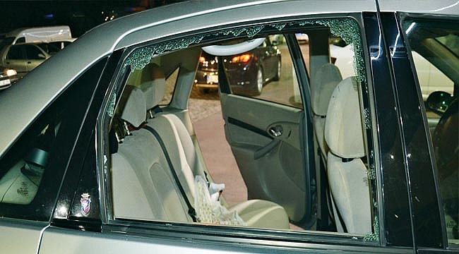 Camı kırıp 20 bin liralık ziynet eşyası çaldılar