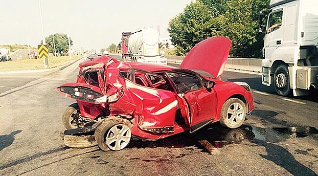 Minibüs otomobile çarptı : 1 ölü