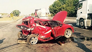 Minibüs otomobile çarptı : 1 ölü