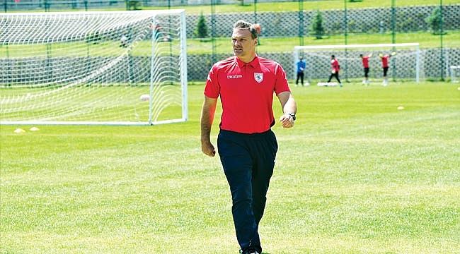 OYUNCULARINI DENİYOR