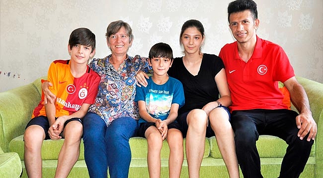 Eşinden ayrılan Rus kadın, işitme engelli üvey oğlunu bırakmadı