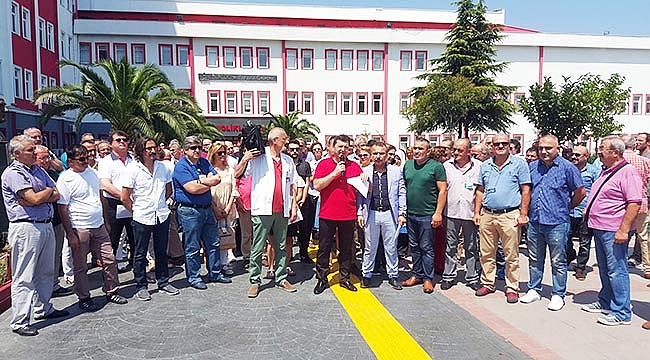 SAĞLIK ÇALIŞANLARI HASTANE ÖNÜNDE EYLEM YAPTI