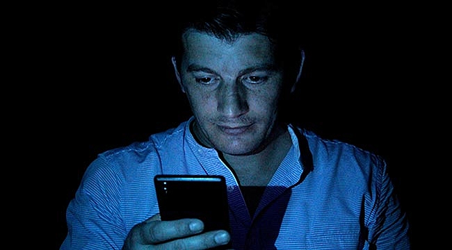 ELEKRONİK CİHAZLARDAKİ TEHLİKE:  'MAVİ IŞIK'