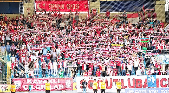 Taraftar görevini yaptı 