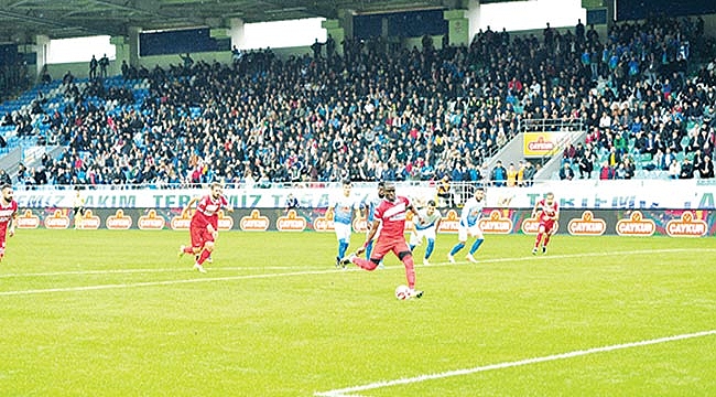 Ayite penaltı kaçırdı