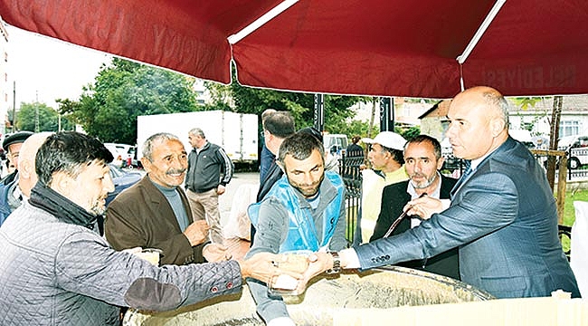 Başkan Togar aşure dağıttı