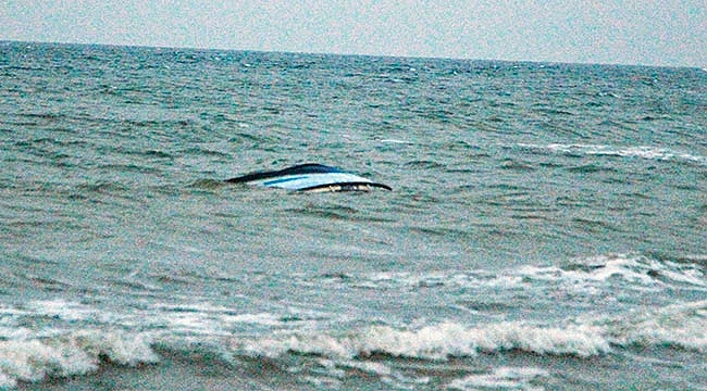 Karadeniz'de üç balıkçı son anda kurtarıldı