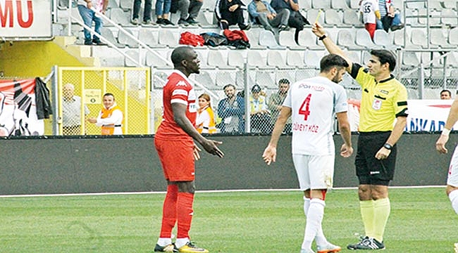 Kart sınırında iki oyuncu var