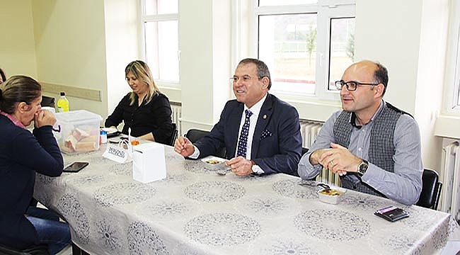 Kemal Zeybek Aşure dağıttı