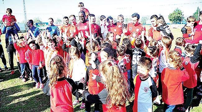 MİNİK YÜREKLER SEVDALARINA KOŞTU