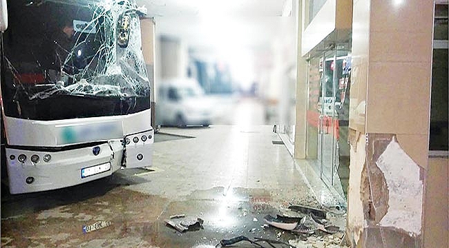 Otobüsle yazıhaneye girdi