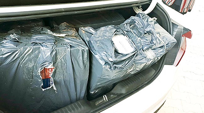 Otomobilde 5 bin paket kaçak  sigara ve 57 şişe içki ele geçti