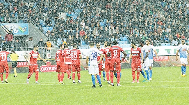 Sağanak yağmur zor anlar yaşattı