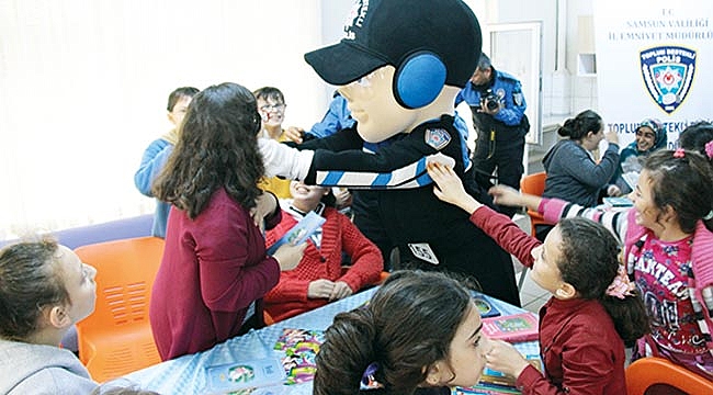 Samsun polisinden işitme engelli öğrencilere kitap