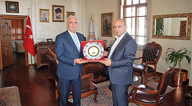 TÜRKİYE ARI YETİŞTİRİCİLERİ BİRLİĞİ’NDEN BAŞKAN YILMAZ’A PLAKET