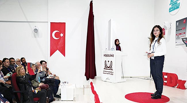 5 ülkeden öğretmenlere İngilizce sunum yaptılar