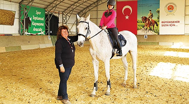 ATLARIN PEŞİNDE 37 YILDA 4 KITA DOLAŞTI