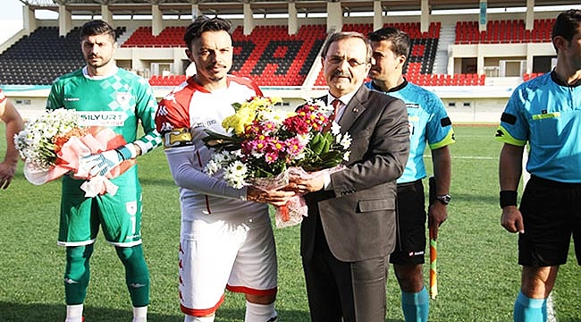 Çiçeklerle karşılandılar