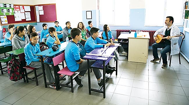 Derste bağlama çalıyor