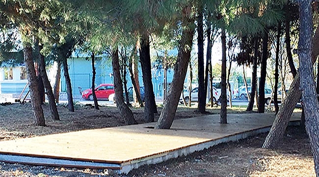 DÖKÜLEN BETONLARIN TAMAMI KIRILMAMIŞ. SADECE AHŞAPLA KAMUFLE EDİLİYOR