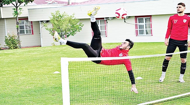 Kaleci değil de forvet gibi