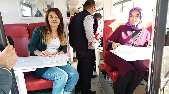 ÖĞRENCİLER VELİLERİN ELİNDEN TUTARAK KAN VERMEYE GETİRDİ