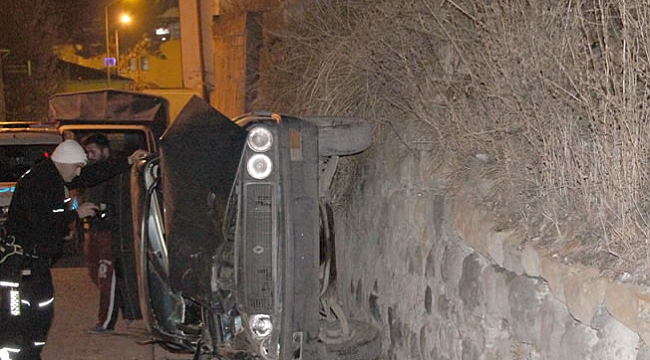 Otomobil istinat duvarından düştü