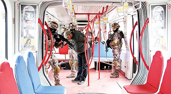 SİLAHLI TERÖRİSTLER, TRAMVAYDAKİ YOLCULARI REHİN ALDI!