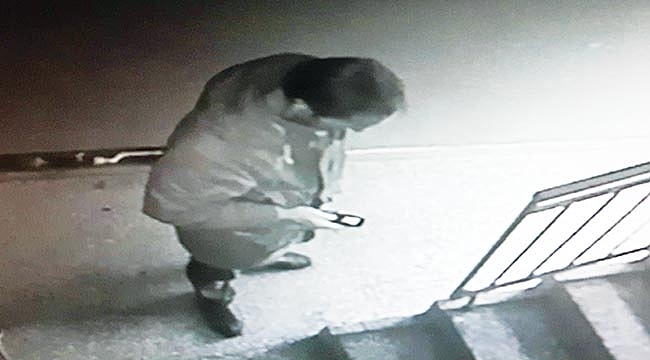 TELEFON DOLANDIRICISINA ELİYLE ALTIN BİLEZİKLERİNİ TESLİM ETTİ