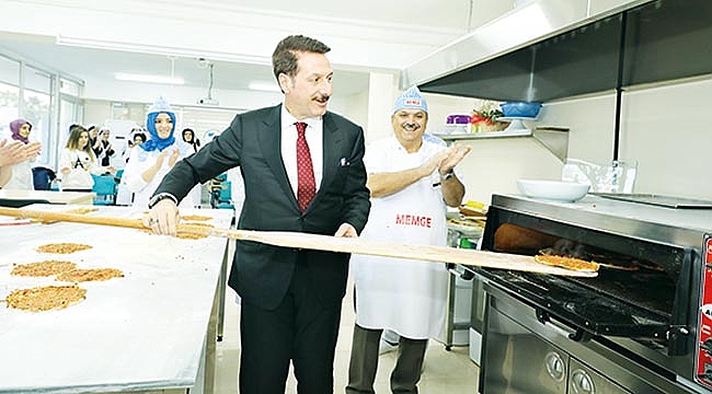 Tok lahmacun pişirdi