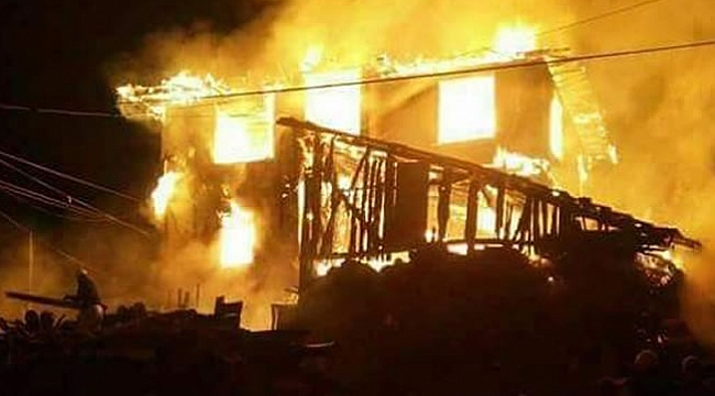 Vezirköprü'de bir ev yanarak kül oldu