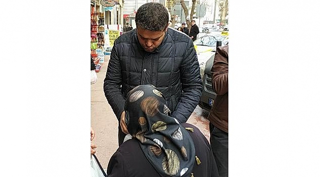 Alışveriş merkezinden hırsızlık yapan yaşlı kadın yakalanınca çaldıklarını teslim etti