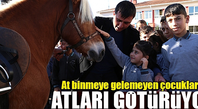 At binmeye gelemeyen çocuklara atları götürüyor