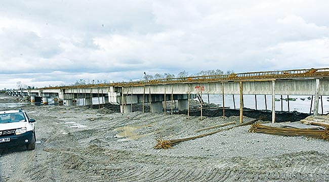 BAŞKAN YILMAZ, BAFRA’DA MÜTEAHHİTTEN SÖZÜ ALDI: 2. KÖPRÜ YILBAŞINDA TAMAM