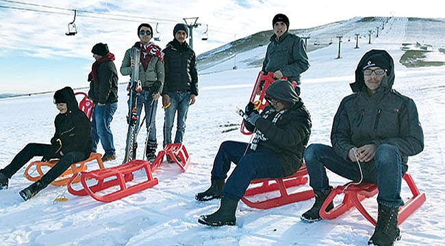 Engelli öğrenciler kızakla kaydı