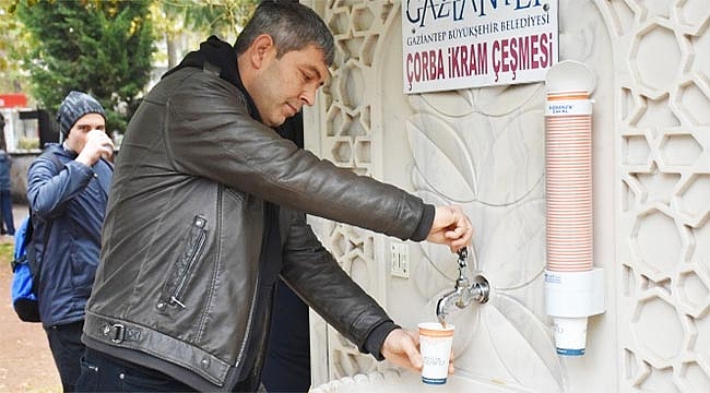 Isınmak isteyen bu çeşmeye koşuyor